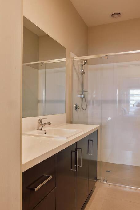 Vine Close Apartment Хилсвилл Экстерьер фото